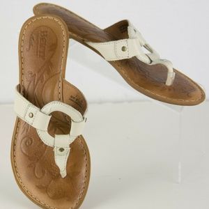 BORN WOMEN'S 7M WHITE LEATHER THONG SANDALS